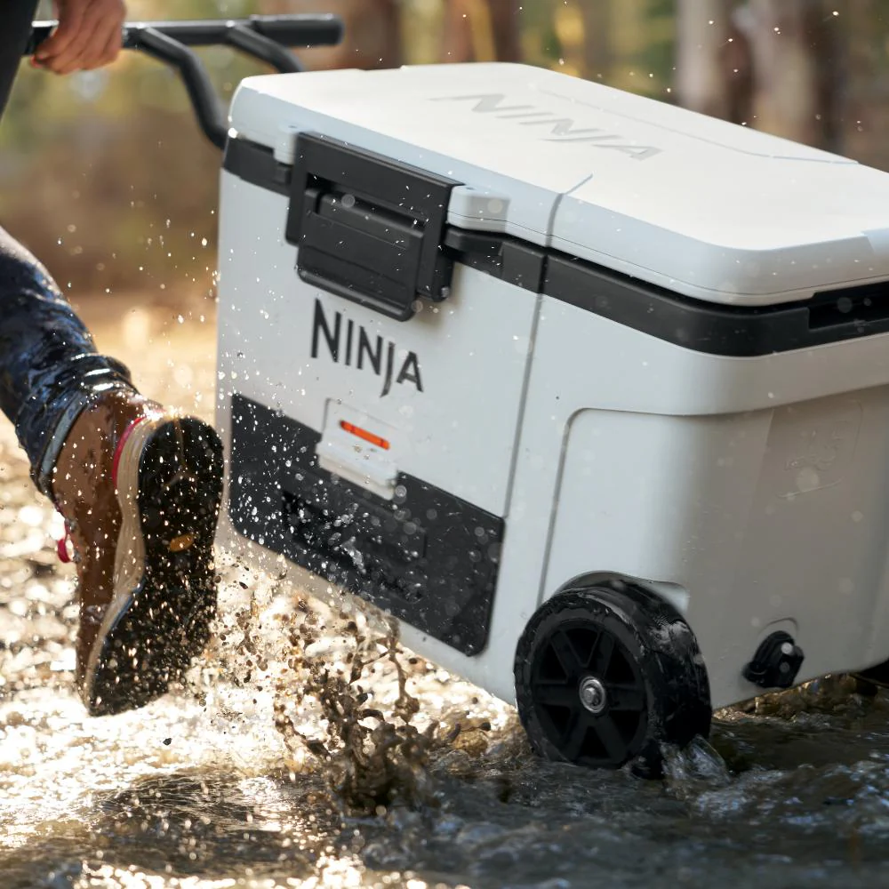 Cooler Ninja FrostVault 45QT FB245WH | Con Ruedas | Cold Dry Zone - Image 10