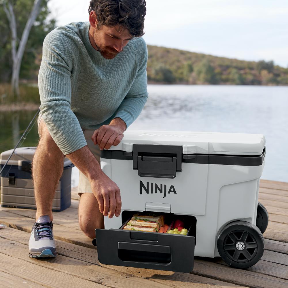 Cooler Ninja FrostVault 45QT FB245WH | Con Ruedas | Cold Dry Zone - Image 9